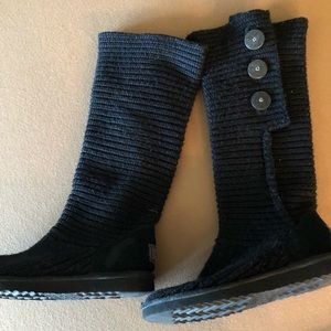 Black knit Uggs